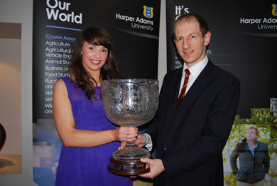 Jocelyn Orr receives the Victor Truesdale Prize from Edwin Truesdale