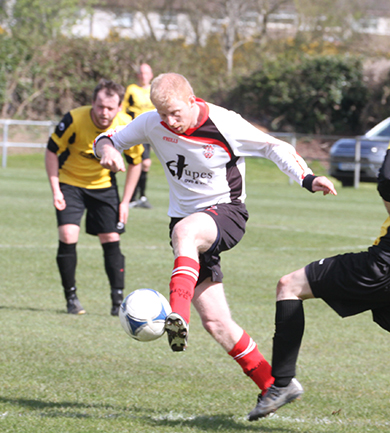 Darren McConnell weaves his way into the Comber defenders.